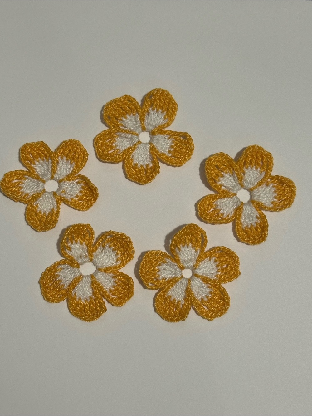 Handmade Yellow & White Flower Appliqué Embellishments crochet 5 pcs set - Picture 1 of 5